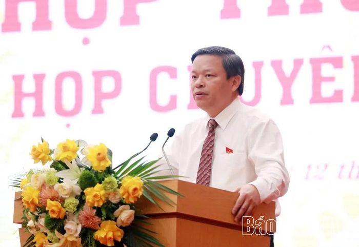 Phó Chủ tịch UBND tỉnh Phan Trọng Tấn trình bày dự thảo Nghị quyết về giao kế hoạch đầu tư công trung hạn vốn ngân sách nhà nước giai đoạn 2026 - 2030 tỉnh Phú Thọ.