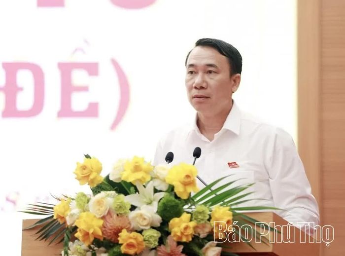 Đại biểu Nguyễn Văn Thuần - Phó Chủ tịch Ủy ban MTTQ tỉnh phát biểu thảo luận.