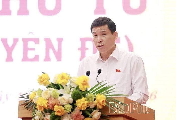 Trưởng Ban Pháp chế HĐND tỉnh Đinh Đức Lân trình bày báo cáo thẩm tra các nội dung trình tại Kỳ họp.