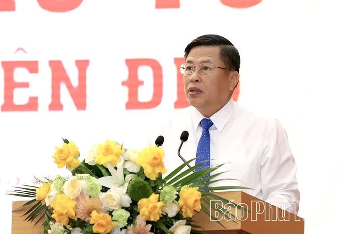 Phó Chủ tịch UBND tỉnh Đinh Công Sứ trình bày dự thảo Nghị quyết quyết định chủ trương chuyển mục đích sử dụng rừng sang mục đích khác trên địa bàn tỉnh Phú Thọ.