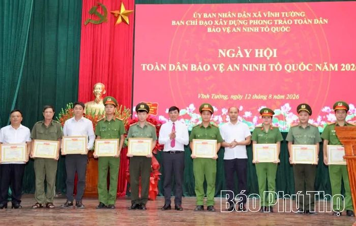 Các tập thể, cá nhân có thành tích xuất sắc trong thực hiện phong trào Toàn dân bảo vệ an ninh Tổ quốc được UBND xã Vĩnh Tường khen thưởng.