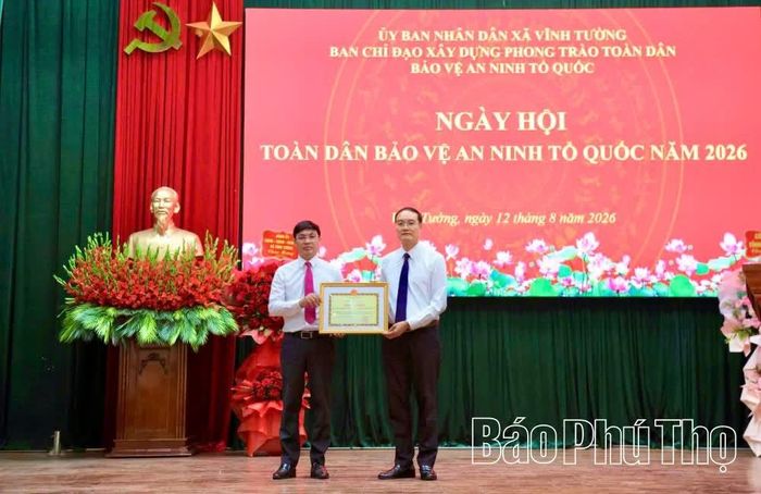 Lãnh đạo xã Vĩnh Tường trao Bằng khen của Chủ tịch UBND tỉnh cho cá nhân có thành tích xuất sắc trong thực hiện phong trào Toàn dân bảo vệ an ninh Tổ quốc .