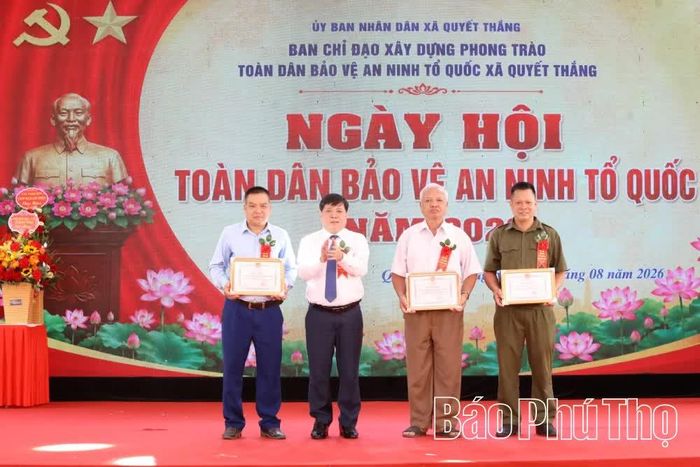 Lãnh đạo xã Quyết Thắng khen thưởng các tập thể tại ngày hội.