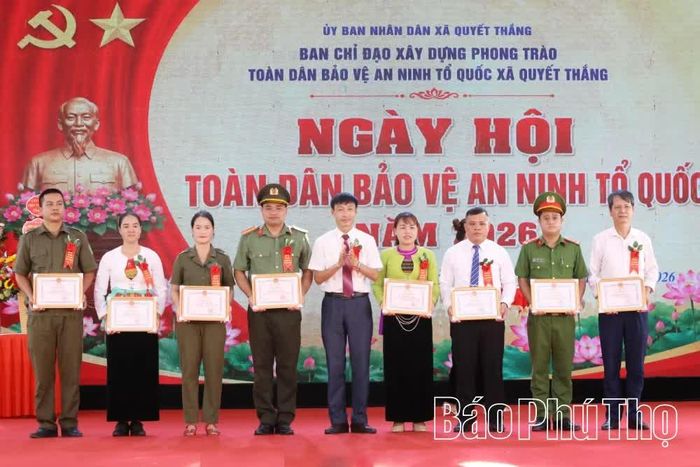 Lãnh đạo xã Quyết Thắng khen thưởng các cá nhân tại ngày hội.