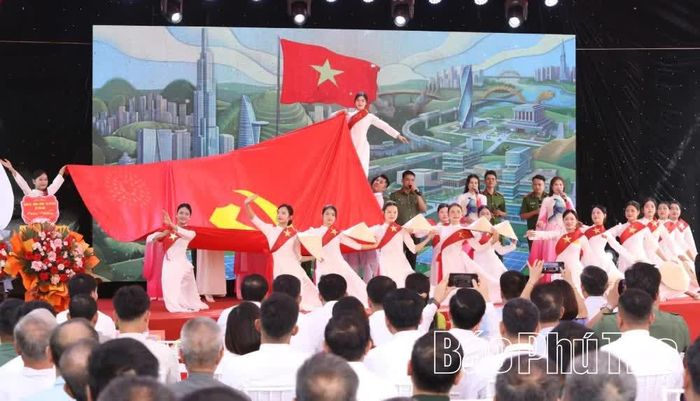 Chương trình văn nghệ đặc sắc tại ngày hội.