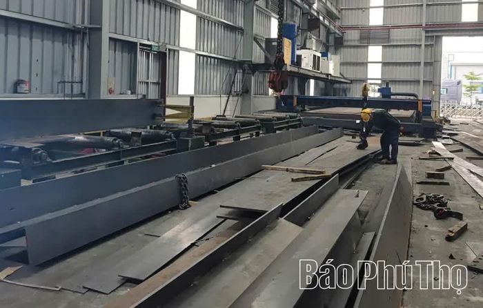 Công nhân Công ty Cổ phần Công nghiệp Đại Phát (xã Vạn Xuân) tập trung sản xuất kết cấu thép.