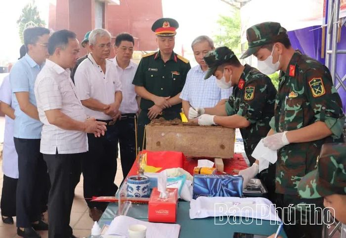 Lãnh đạo phường Xuân Hòa theo dõi quá trình lấy mẫu ADN hài cốt liệt sĩ.