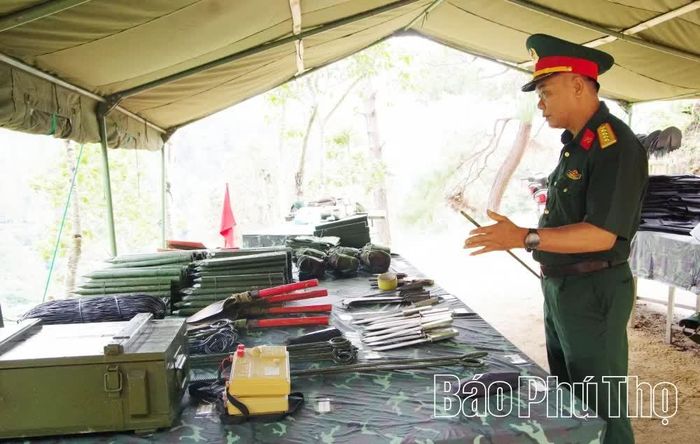Đại tá Trịnh Ngọc Hùng kiểm tra số lượng, chất lượng, nguồn gốc phương tiện, khí tài dò tìm, rà phá bom mìn, vật nổ.