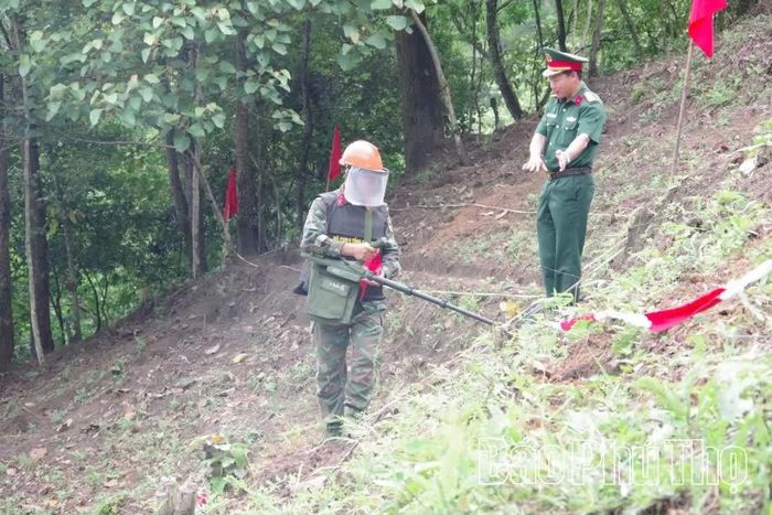 Đoàn công tác trực tiếp kiểm tra việc sử dụng máy dò mìn.
