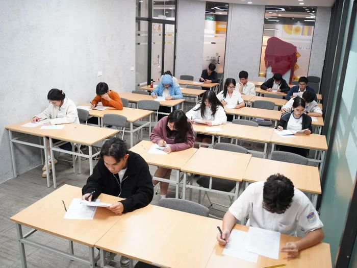 Học sinh có thể tham gia buổi kiểm tra trình độ IELTS của các trung tâm.