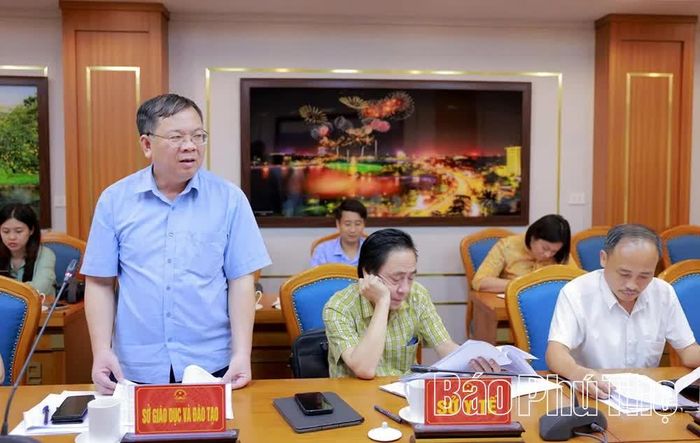 Lãnh đạo Sở Giáo dục và Đào tạo phát biểu tại hội nghị.