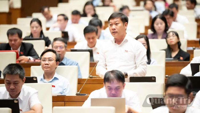 Đồng chí Nguyễn Khánh Vũ, Bí thư Đảng ủy, Chủ tịch HĐND phường Quảng Trị thảo luận tại kỳ họp - Ảnh: N.M