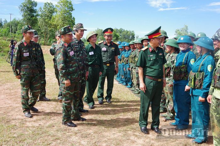 Thủ trưởng Quân khu, Ban Chỉ đạo, Ban tổ chức diễn tập tỉnh và phường Quảng Trị, xã Diên Sanh động viên các lực lượng tham gia thực binh tập kích địch tạm dừng - Ảnh: X.D