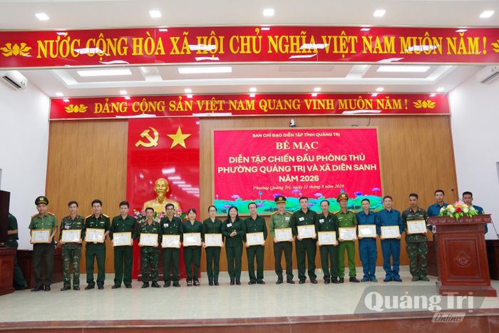 Lãnh đạo phường Quảng Trị khen thưởng các cá nhân có thành tích xuất sắc trong thực hiện nhiệm vụ diễn tập chiến đấu trong khu vực phòng thủ phường Quảng Trị năm 2026 - Ảnh: X.D