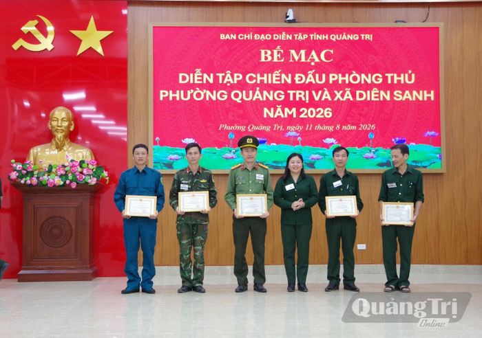 Lãnh đạo phường Quảng Trị tặng khen thưởng các tập thể có thành tích xuất sắc trong thực hiện nhiệm vụ diễn tập chiến đấu trong khu vực phòng thủ phường Quảng Trị năm 2026 - Ảnh: X.D