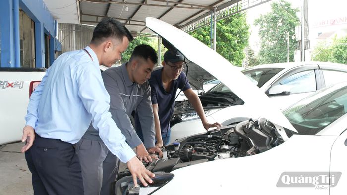 Học viên thao tác kiểm tra và sửa chữa ô tô trong giờ học thực hành - Ảnh: Phạm Quỳnh