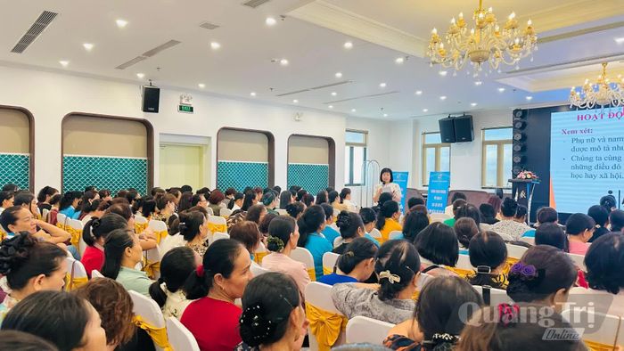 Cán bộ Trung ương Hội LHPN Việt Nam tuyên truyền những kiến thức liên quan đến bình đẳng giới và phòng, chống bạo lực trên cơ sở giới - Ảnh: B.N