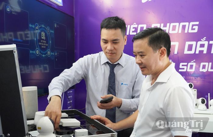 Các đại biểu tham quan gian hàng triển lãm về khoa học, công nghệ bên lề hội nghị - Ảnh: X.P