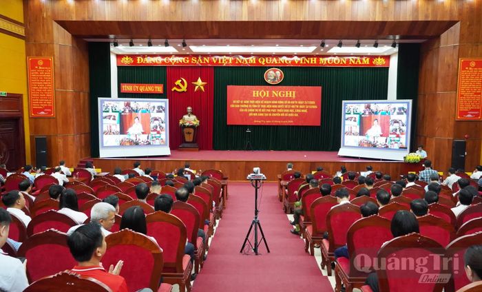 Hội nghị được tổ chức bằng hình thức trực tiếp kết hợp trực tuyến từ điểm cầu Tỉnh ủy đến điểm cầu các xã, phường, đặc khu - Ảnh: X.P