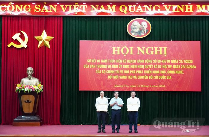 Đồng chí Nguyễn Văn Phương, Bí thư Tỉnh ủy tặng bằng khen cho các tập thể có thành tích xuất sắc trong thực hiện Nghị quyết số 57-NQ/TW về đột phá phát triển KH, CN, ĐMST và CĐS quốc gia - Ảnh : X.P