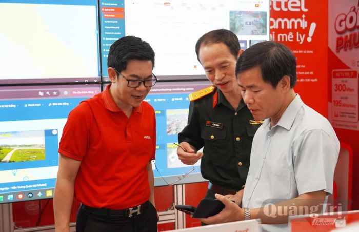 Đồng chí Bí thư Tỉnh ủy Nguyễn Văn Phương tham quan gian hàng triển lãm khoa học, công nghệ bên lề hội nghị - Ảnh: X.P