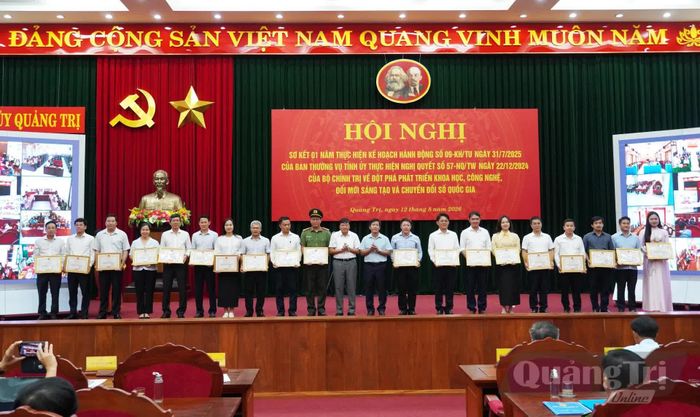 Đồng chí Nguyễn Văn Phương, Bí thư Tỉnh ủy và đồng chí Lê Hồng Vinh, Chủ tịch UBND tỉnh tặng bằng khen cho các cá nhân có thành tích xuất sắc trong thực hiện Nghị quyết 57-NQ/TW về đột phá phát triển KH, CN, ĐMST và CĐS quốc gia - Ảnh: X.P