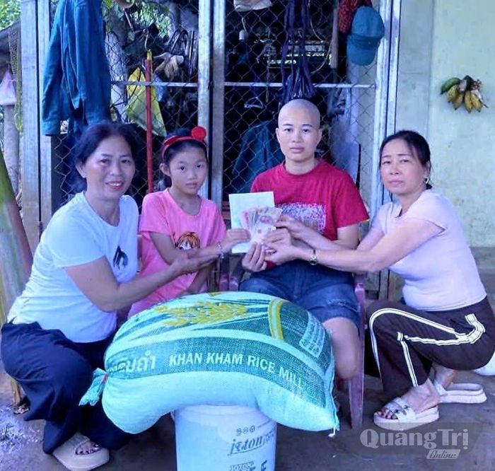 Chi hội Phụ nữ thôn Cam Thành trao quà cho phụ nữ bị bệnh hiểm nghèo - Ảnh: K.S