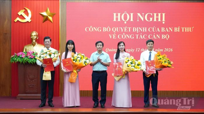 Đồng chí Nguyễn Văn Phương, Bí thư Tỉnh ủy trao quyết định và tặng hoa chúc mừng các đồng chí cán bộ - Ảnh: Q.V