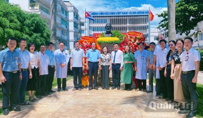Các đại biểu dâng hoa lên tượng đài Chủ tịch Cuba Fidel Castro tại khuôn viên Bệnh viện hữu nghị Việt Nam - Cuba Đồng Hới - Ảnh: T.L