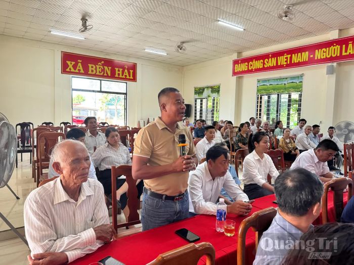 Cử tri xã Bến Hải trình bày ý kiến tại  hội nghị - Ảnh: Mai Linh