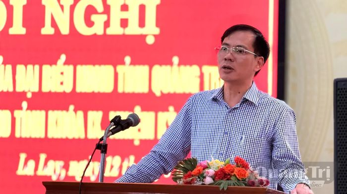 Đồng chí Nguyễn Đăng Ánh, Trưởng ban Kinh tế-Ngân sách, HĐND tỉnh trả lời ý kiến, kiến nghị của cử tri xã La Lay và xã Tà Rụt - Ảnh: Hoàng Hùng