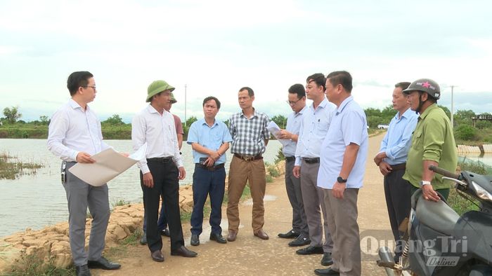 Đại diện lãnh đạo Sở Nông nghiệp và Môi trường kiểm tra hạ tầng nuôi trồng thủy sản ở xã Cửa Tùng và các địa phương trong tỉnh - Ảnh: M.H