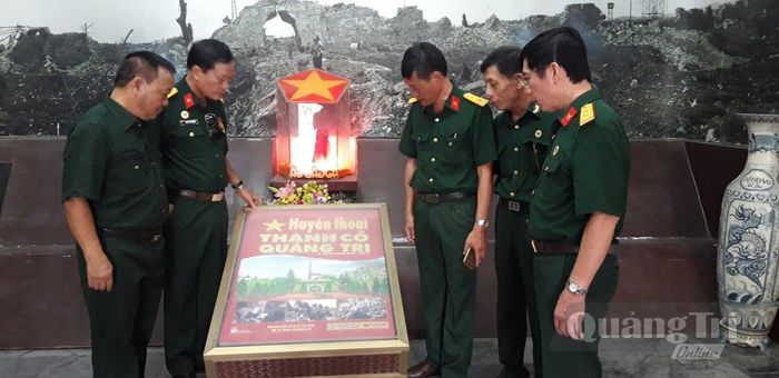 Cựu chiến binh xem cuốn sách "Huyền thoại Thành Cổ Quảng Trị", vinh danh hơn 4.000 liệt sĩ hy sinh tại Thành Cổ Quảng Trị - Ảnh: P.X.D