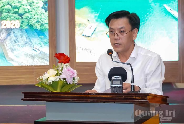 Đại diện lãnh đạo Sở Văn hóa, Thể thao và Du lịch công bố quyết định của UBND tỉnh công nhận Khu du lịch Phong Nha-Kẻ Bàng là Khu du lịch cấp tỉnh - Ảnh: N.H