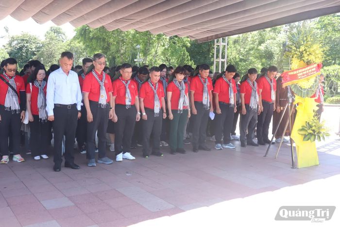 Các thành viên đoàn công tác của Ban Tuyên giáo và Dân vận Thành ủy TP. Hồ Chí Minh dâng hoa tại Di tích quốc gia đặc biệt Thành Cổ Quảng Trị - Ảnh: T.P