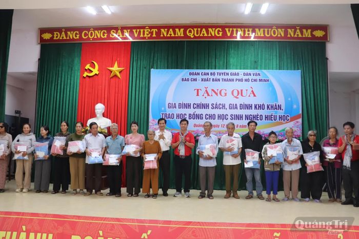 Trao quà cho các hộ gia đình chính sách trên địa bàn xã Ái Tử - Ảnh: T.P