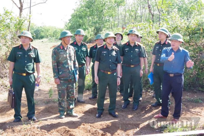 Đồng chí Lê Văn Bảo, Phó Chủ tịch UBND tỉnh, Trưởng ban Chỉ đạo 515 tỉnh trao đổi tại buổi khảo sát - Ảnh: B.M