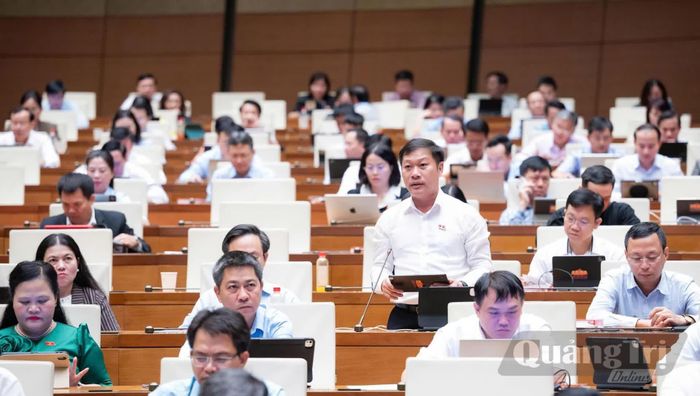 Đồng chí Nguyễn Khánh Vũ, Bí thư Đảng ủy, Chủ tịch HĐND phường Quảng Trị thảo luận tại phiên họp - Ảnh: N.M