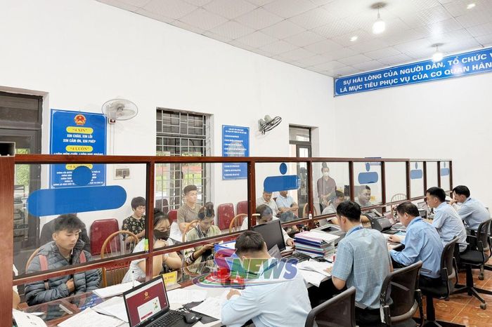 Cán bộ Trung tâm Phục vụ hành chính công xã Chiềng Mai giải quyết thủ tục hành chính cho người dân.