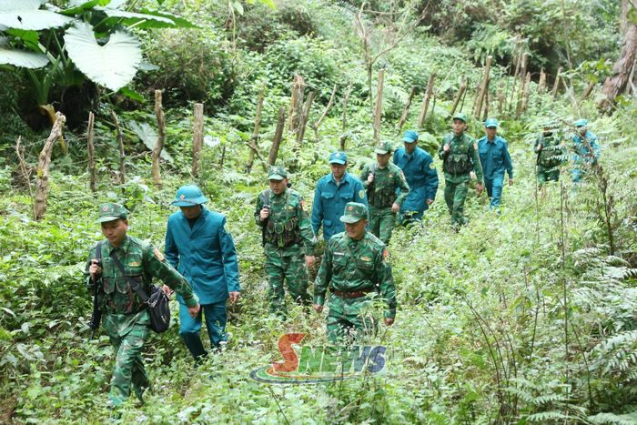 Đồn Biên phòng Chiềng Tương và lực lượng dân quân tự vệ xã Lóng Phiêng tuần tra đường biên, mốc quốc giới.