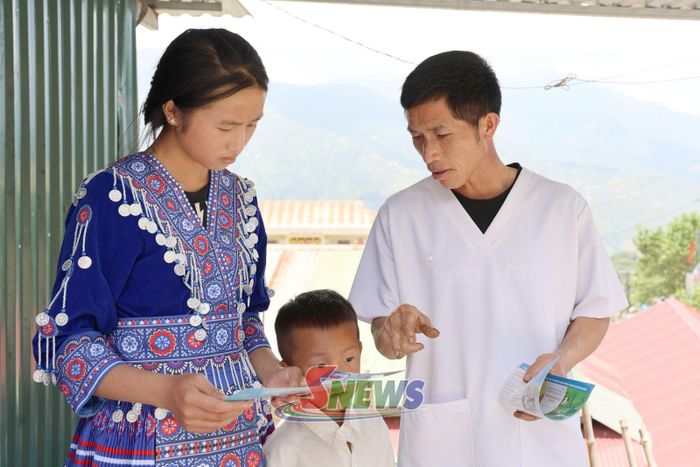 Nhân viên Trạm Y tế xã Tà Xùa truyền thông giáo dục sức khỏe phụ nữ.