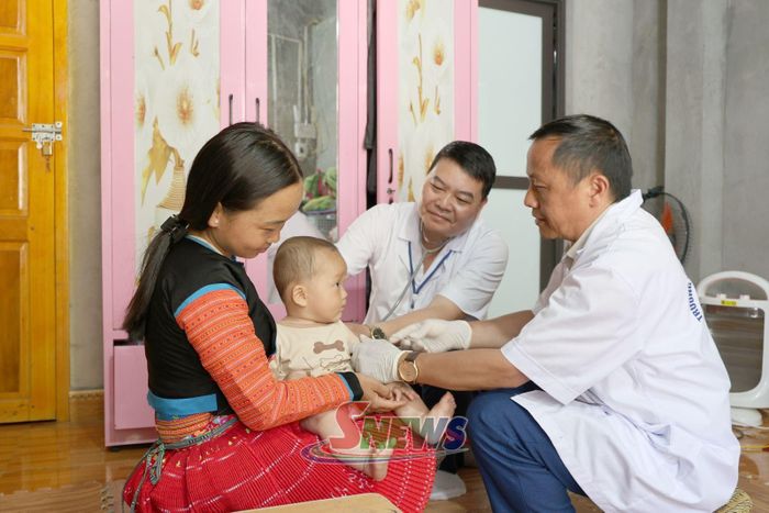Cán bộ Trạm Y tế xã Tà Xùa tiêm chủng cho trẻ tại nhà.