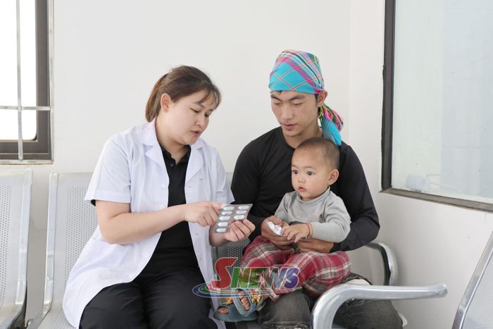 Nhân viên Trạm Y tế xã Tà Xùa hướng dẫn người dân cách dùng thuốc điều trị bệnh cho trẻ.