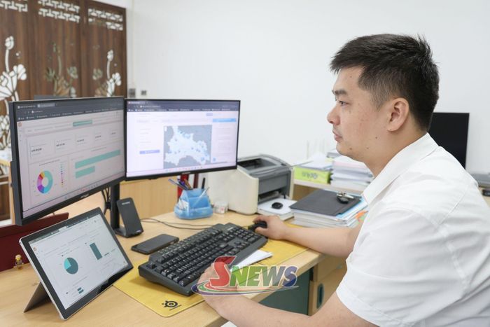 Cán bộ Sở Khoa học và Công nghệ theo dõi tiến độ cập nhật dữ liệu.