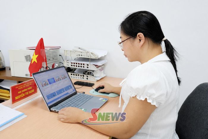 Viên chức Trung tâm Thông tin, Văn phòng UBND tỉnh, khai thác Kho dữ liệu dùng chung.