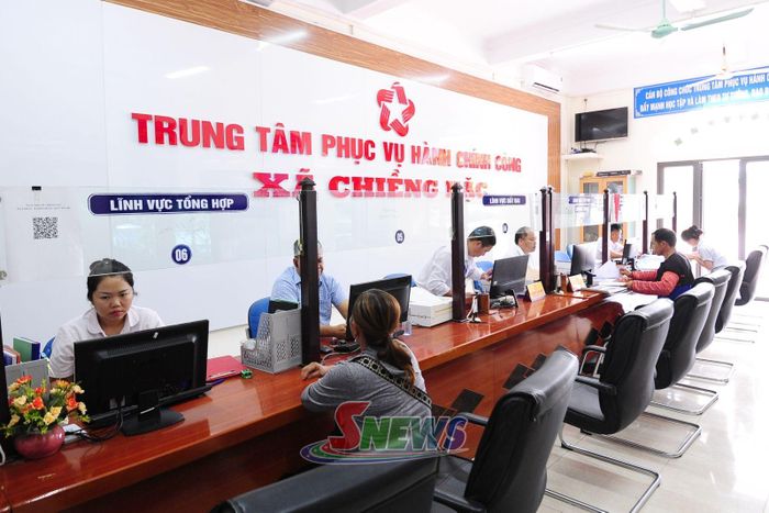Giải quyết thủ tục hành chính cho nhân dân tại Trung tâm Phục vụ hành chính công xã Chiềng Hặc.
