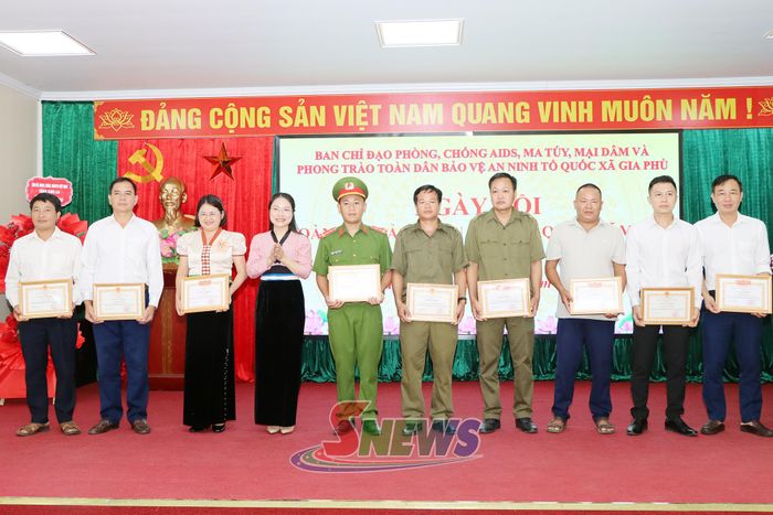 Lãnh đạo xã Gia Phù trao giấy khen cho tập thể và cá nhân.