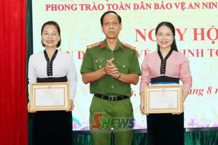 Đại diện Công an tỉnh trao giấy khen cho tập thể và cá nhân.