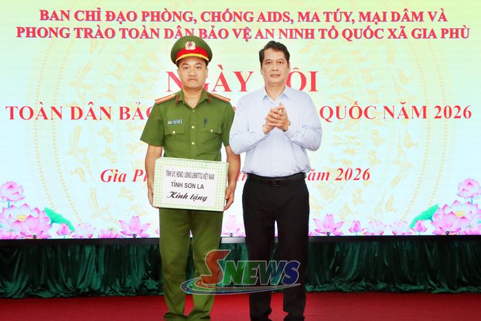 Đồng chí Phó Chủ tịch Thường trực HĐND tỉnh tặng quà cho mô hình "Rửa xe tái hòa nhập cộng đồng".