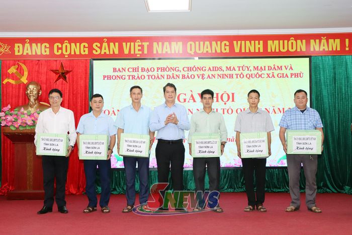 Đồng chí Phó Chủ tịch Thường trực HĐND tỉnh tặng quà cho các tập thể và cá nhân.